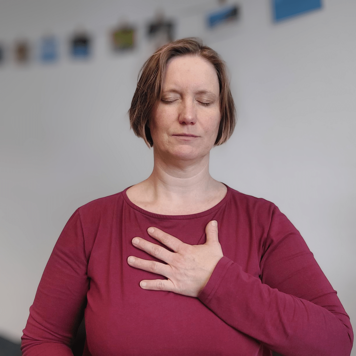 Natalie Kitterer Natalie Kitterer mit Hand auf dem Herzen – Geste der Selbstberuhigung